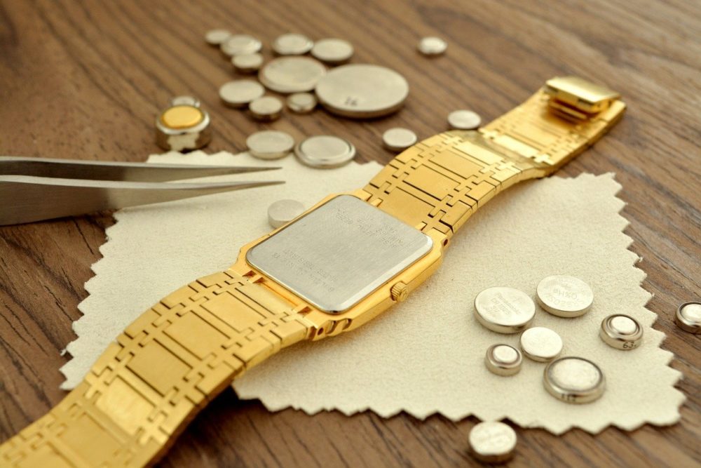 How Long Do Watch Batteries Last? Watch Researcher